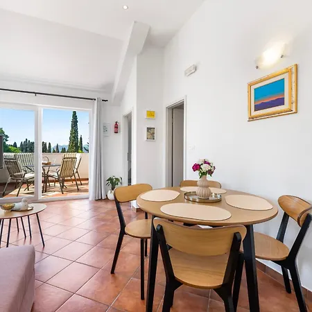 Elly Ντουμπρόβνικ